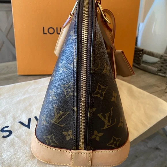 Louis Vuitton Alma - Picture 10 of 15